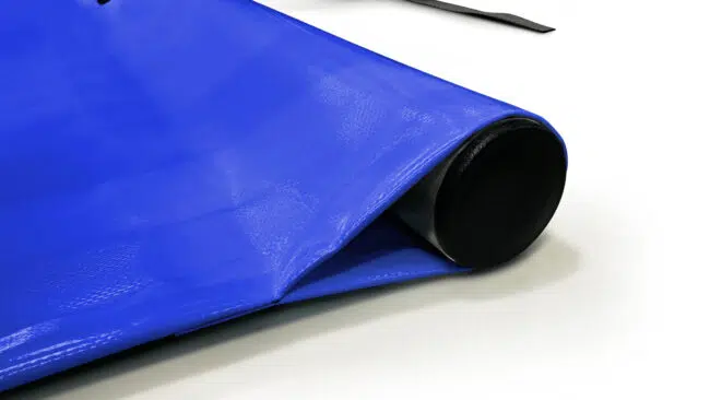 Nahaufnahme einer aufgerollten blauen Plane mit einem schwarzen Gurt und einer Metallratsche auf einer weißen Fläche.