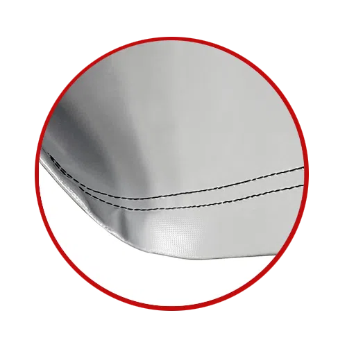 Nahaufnahme eines grauen, flexiblen Sonnensegel-Materials mit zwei parallel verlaufenden schwarzen Nahtlinien, dargestellt in einem roten Kreis auf weißem Hintergrund.