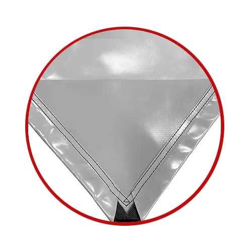 Nahaufnahme einer grauen, dreieckigen Sonnensegel-Vinylplane mit verstärkten Nähten, dargestellt in einem roten Kreisrahmen auf weißem Hintergrund.
