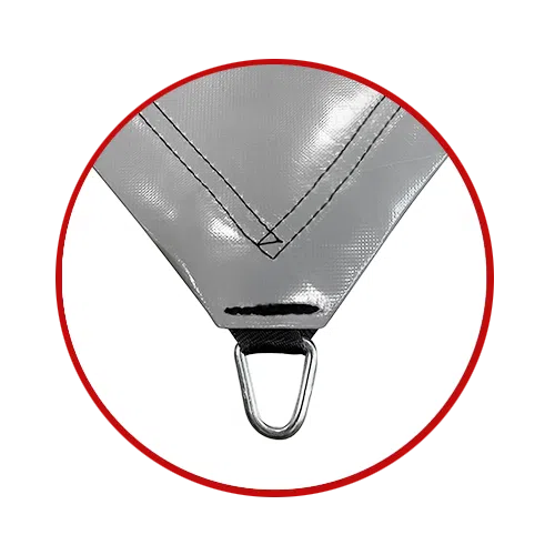 Nahaufnahme einer grauen Sonnensegel-Plane mit verstärkten Nähten und einem D-Ring aus Metall, dargestellt in einem roten Kreisrahmen auf weißem Hintergrund.