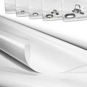 Aufgerollte weiße LKW-Plane aus Vinyl mit Nahaufnahme der Kanten, mit verschiedenen Metallösen und Beschlagoptionen an der Oberseite.