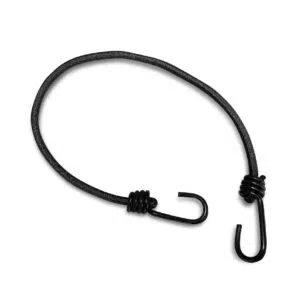 Ein schwarzes elastisches Bungee-Seil mit Metallhaken an beiden Enden, angeordnet in einer losen Schleife auf weißem Hintergrund.