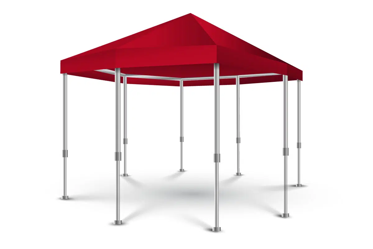 Das Pavillondach (achteckig) ist ein großes, rotes, achteckiges Zelt mit einem Spitzdach und acht silbernen Metallstangen auf weißem Grund.