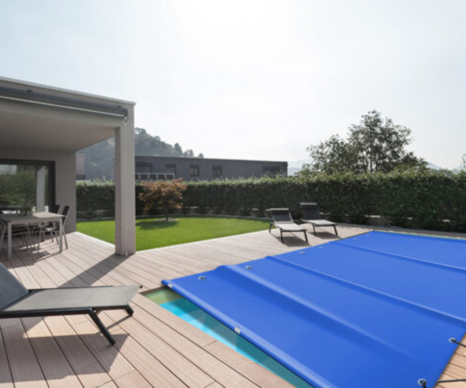 So fügt sich eine runde Poolabdeckung perfekt ins Garten-Ambiente ein-poolplanen-online-shop