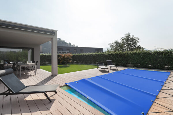 So fügt sich eine runde Poolabdeckung perfekt ins Garten-Ambiente ein-poolplanen-online-shop