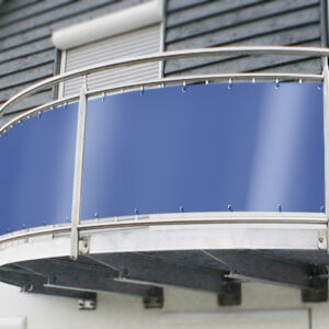 Gebogener Balkon mit blauem Sichtschutz aus PVC, Balkonbespannung aus LKW-/PVC-Plane und Metallgeländer. Das Gebäude verfügt über gemischte Fassadenmuster und geschlossene Rollläden an den oberen Fenstern.