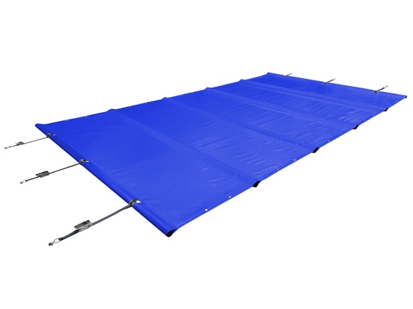Ein großes blaues rechteckiges Poolplane (Stangenabdeckung) mit Metallstangen und Spannseilen an den Seiten, flach auf weißem Hintergrund liegend.